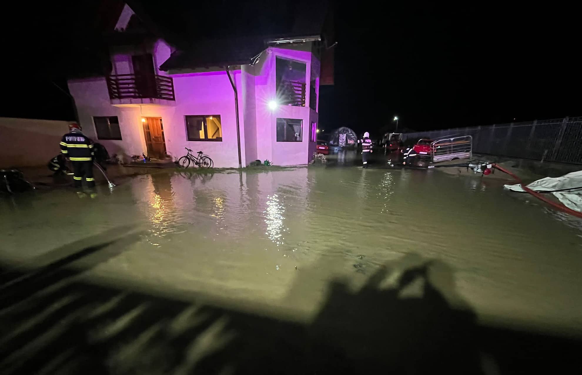 gospodărie inundată în urma ploii la scoreiu