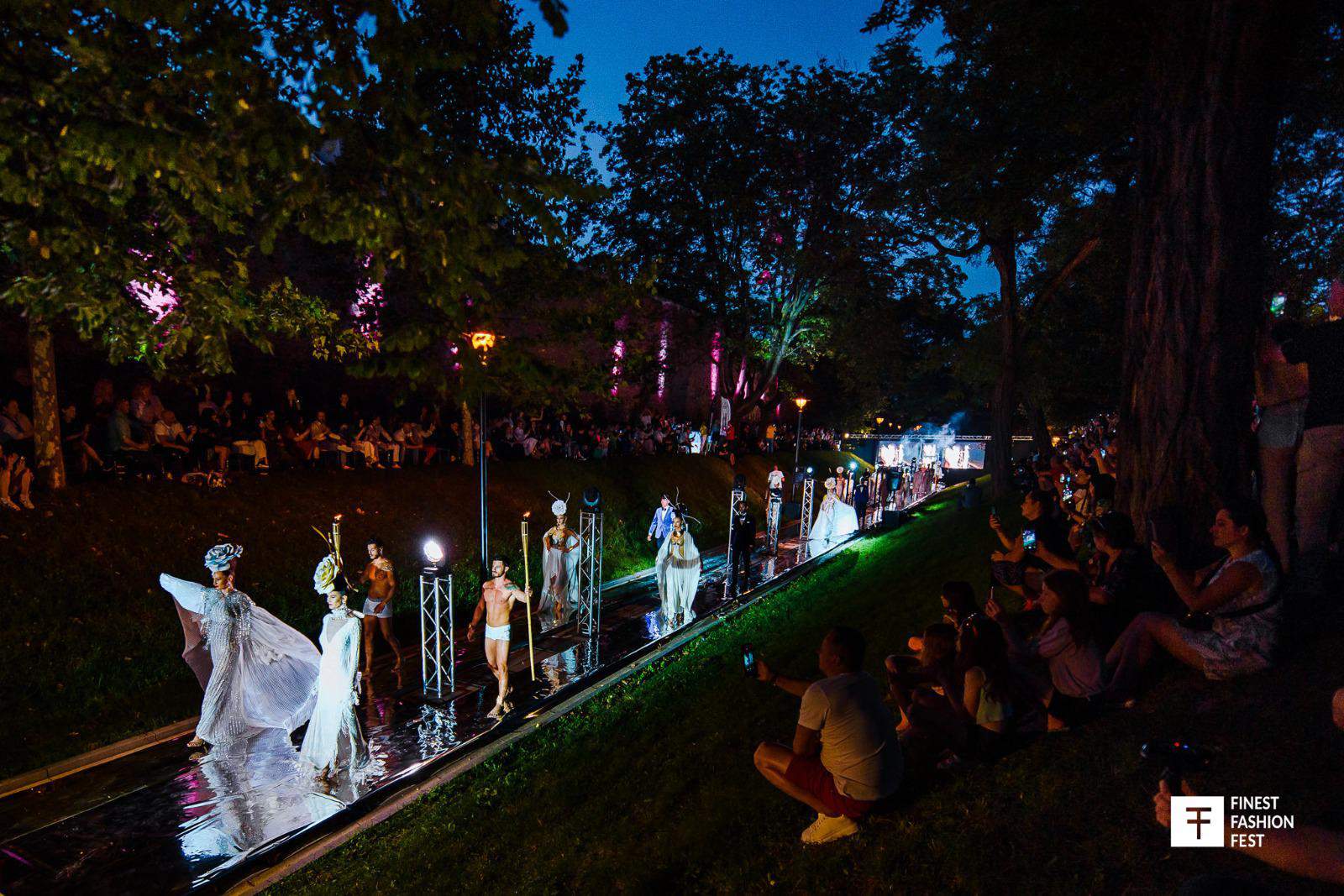 sibiul, sub magia festivalului de modă finest fashion fest. rochii de epocă prezentate de cătălin botezatu (foto)