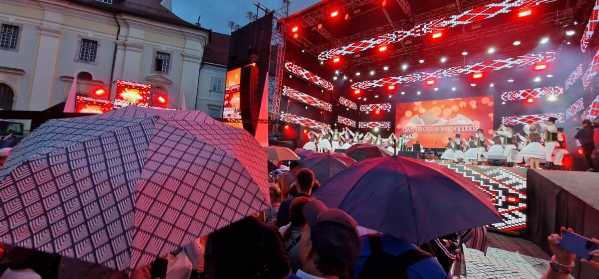 mii de sibieni au stat în ploaie în piața mare pentru artiştii favoriți la ”cântecele munților” (video)