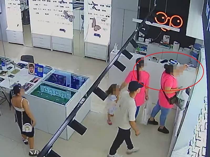 hoațe în acțiune la mall în sibiu. au furat ochelari de soare versace și tom ford