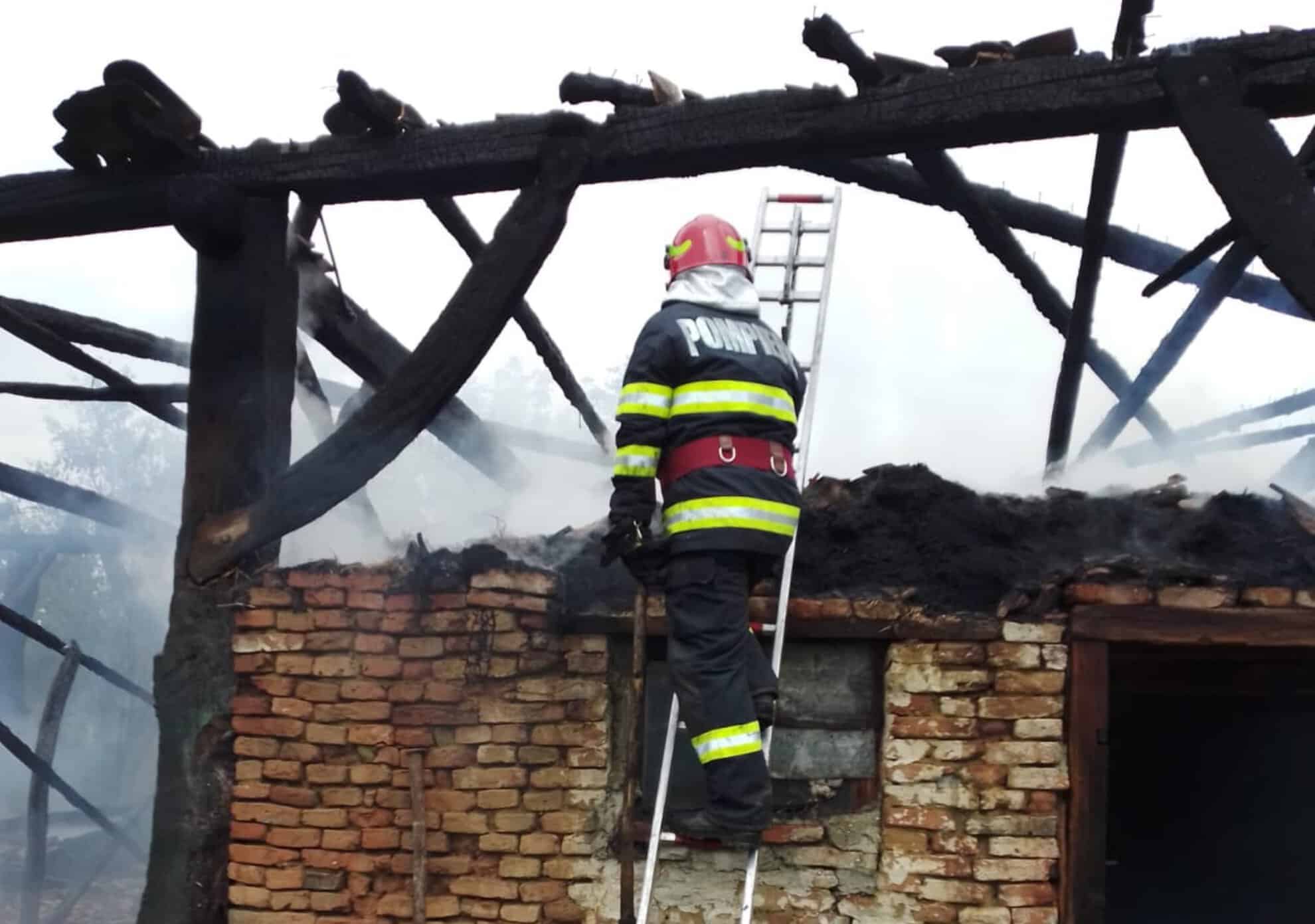 Joaca unor copii cu focul a degenerat într-un incendiu de proporții. Două șuri și un grajd distruse