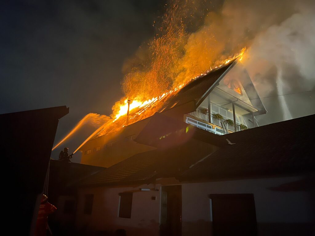 UPDATE : Incendiul de pe strada Gheorghe Asachi, stins după trei ore. Au ars acoperișul și mansarda (video)