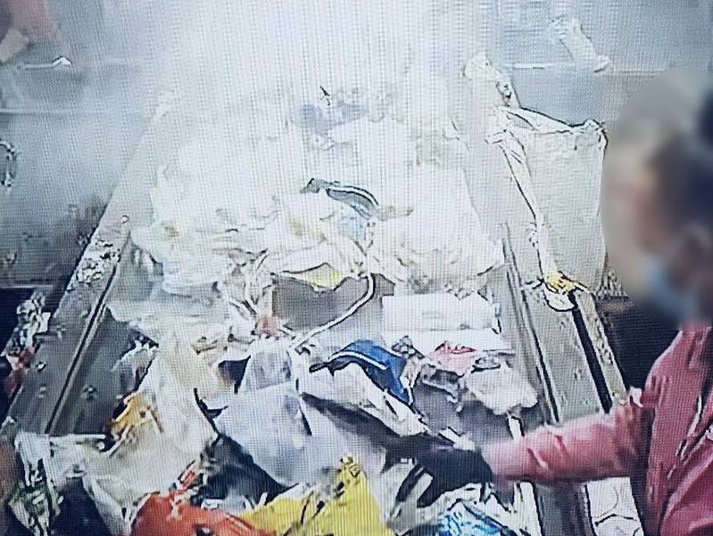 incendiu în stația de sortare de la soma: „din cauza unui acumulator aruncat în pubela galbenă”