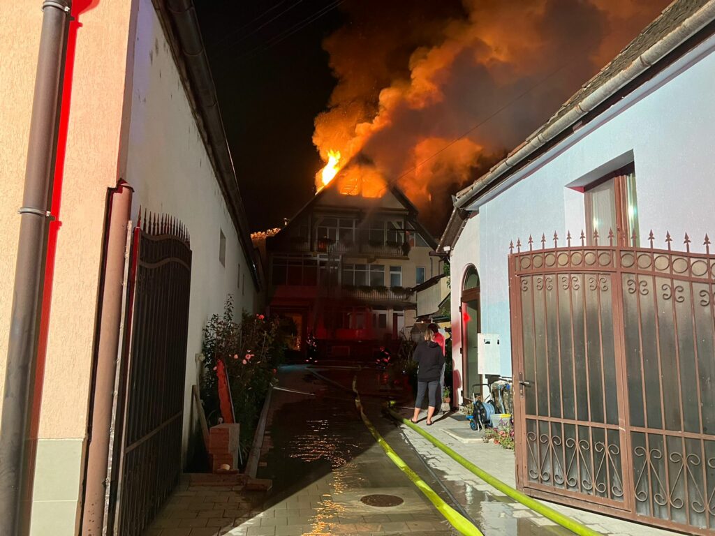 UPDATE : Incendiul de pe strada Gheorghe Asachi, stins după trei ore. Au ars acoperișul și mansarda (video)