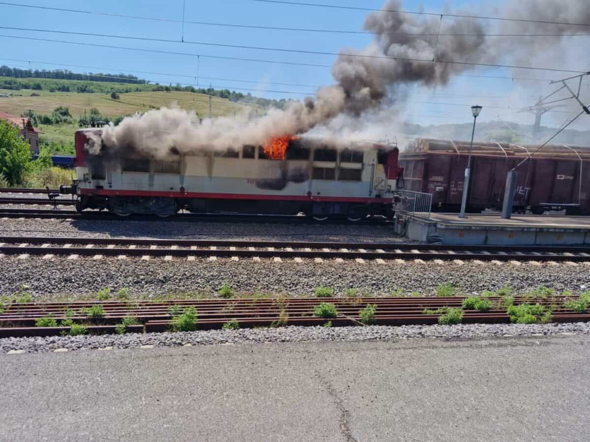 Locomotivă în flăcări în gara din Dumbrăveni