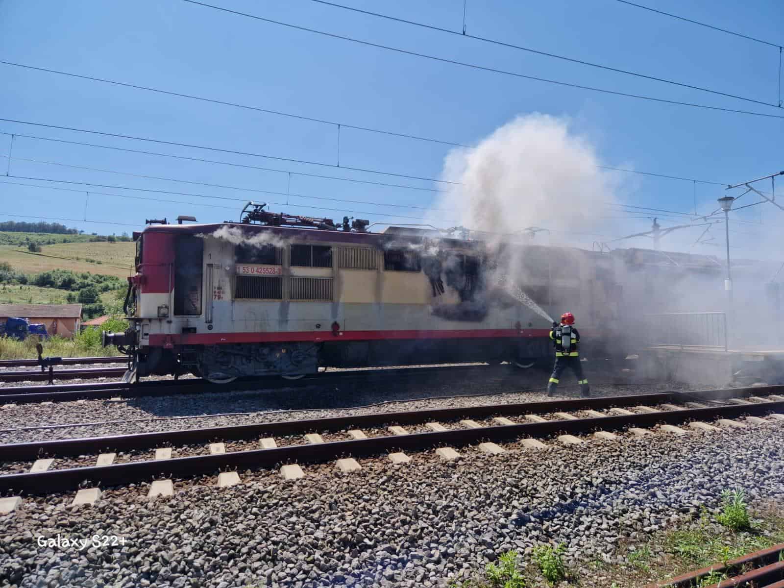 Locomotivă în flăcări în gara din Dumbrăveni