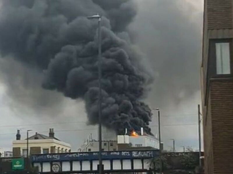 incendiu puternic în londra. un centru de afaceri a fost cuprins de flăcări (video)