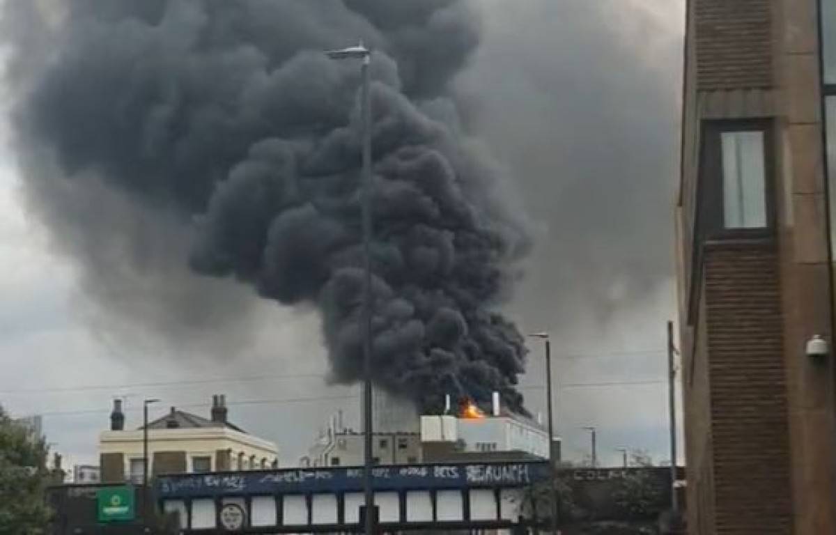 incendiu puternic în londra. un centru de afaceri a fost cuprins de flăcări (video)