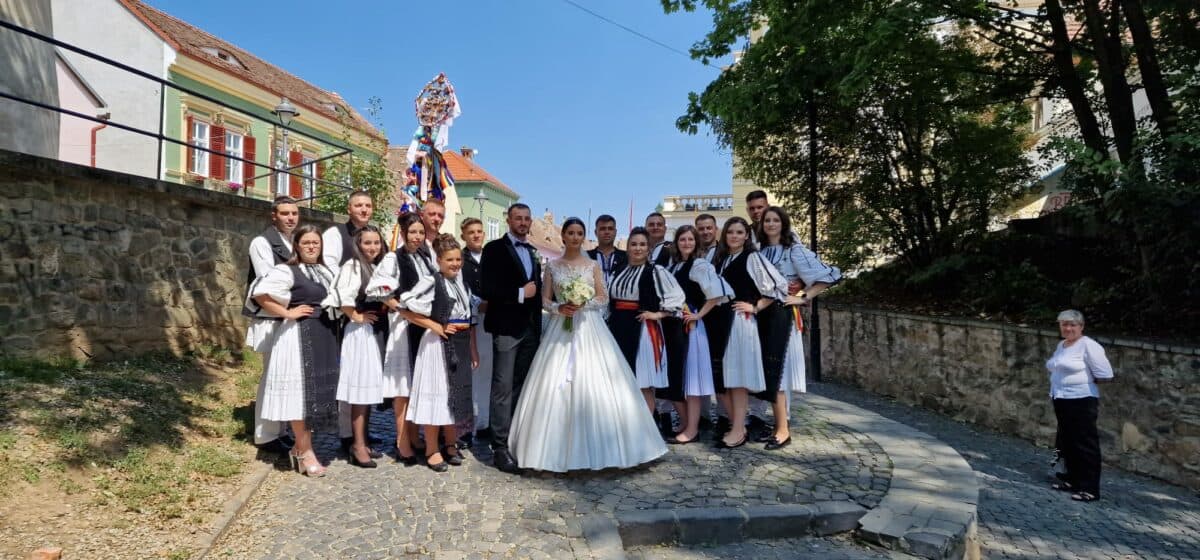 grup de nuntași în costume tradiționale, „atracție” pentru turiști, în parcul cetății (foto, video)