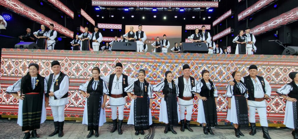 mii de sibieni au privit în stradă parada portului popular de la festivalul cântecele munților