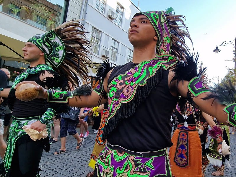mii de sibieni au privit în stradă parada portului popular de la festivalul cântecele munților