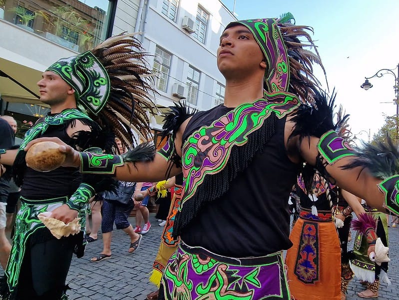 Mii de sibieni au privit în stradă parada portului popular de la Festivalul Cântecele Munților