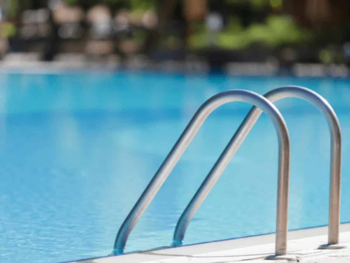 Tânăr în stare gravă după ce a sărit în cap la piscina Versailles