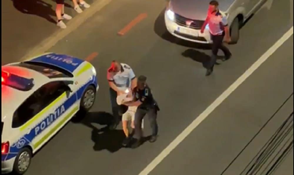 șofer încătușat la sibiu după ce i s-a făcut rău la volan. poliția spune că ”era confuz și necooperant” (video)