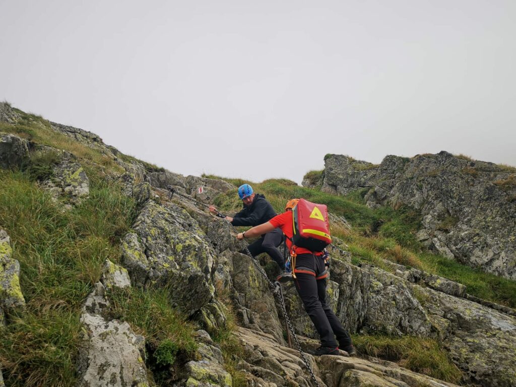 turistul de „la trei pași pe moarte”, din munții făgăraș, salvat cu elicopterul smurd (foto, video)