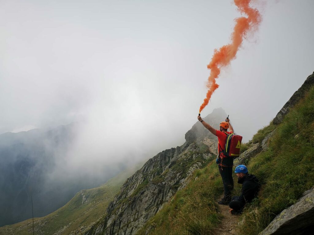 turistul de „la trei pași pe moarte”, din munții făgăraș, salvat cu elicopterul smurd (foto, video)