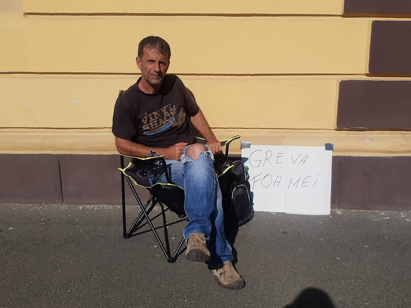 sibian în greva foamei în fața parchetului din sibiu. ”sunt disperat. e un abuz. eu mor de foame!” (foto, video)