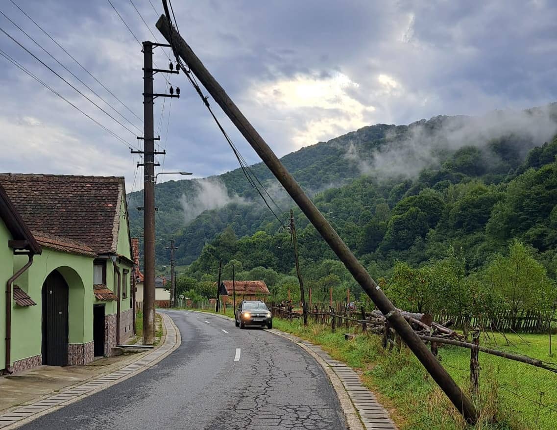 Sesizare. Stâlp atârnat de sârme pe șosea la Râu Sadului. Locuitor: „Am pus o pungă ca să îl semnalizez”