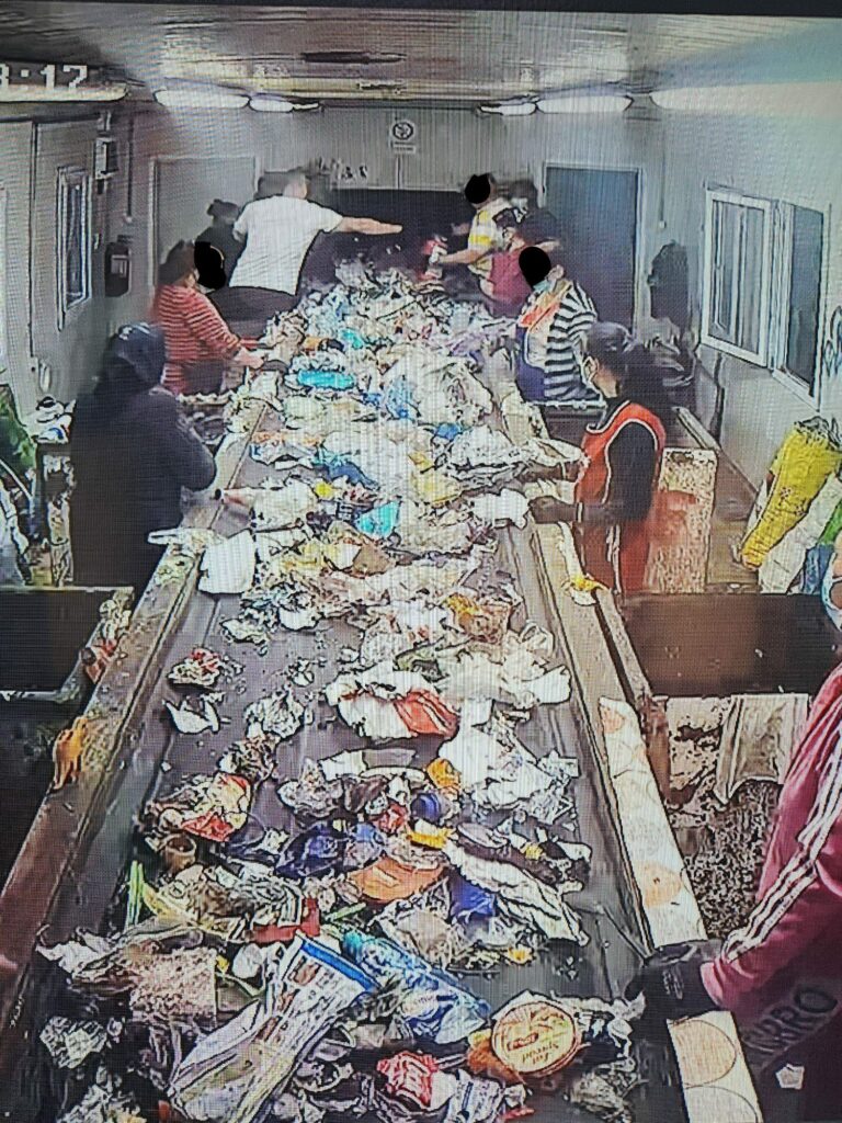 directorul stației de sortare a deșeurilor, apel către sibieni: un gest simplu, acela de a arunca corect, poate salva la propriu viața unor oameni
