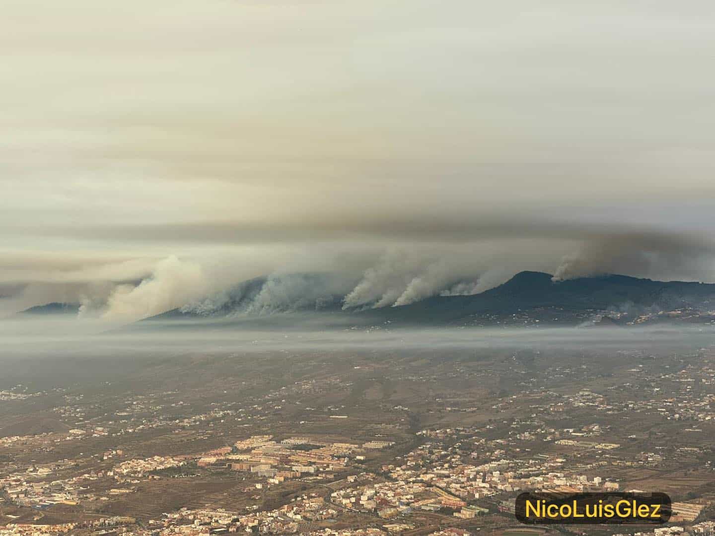 Cel mai grav incediu în Tenerife din ultimii 40 de ani e scăpat de sub control. Localități evacuate din cauza norilor groși de fum și cenușă (video)