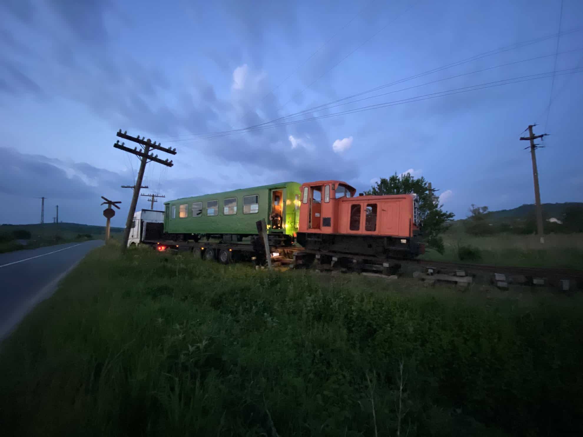 primul vagon românesc al mocăniței de pe valea hârtibaciului: „a fost salvat în ultima clipă de la tăiere” (foto)