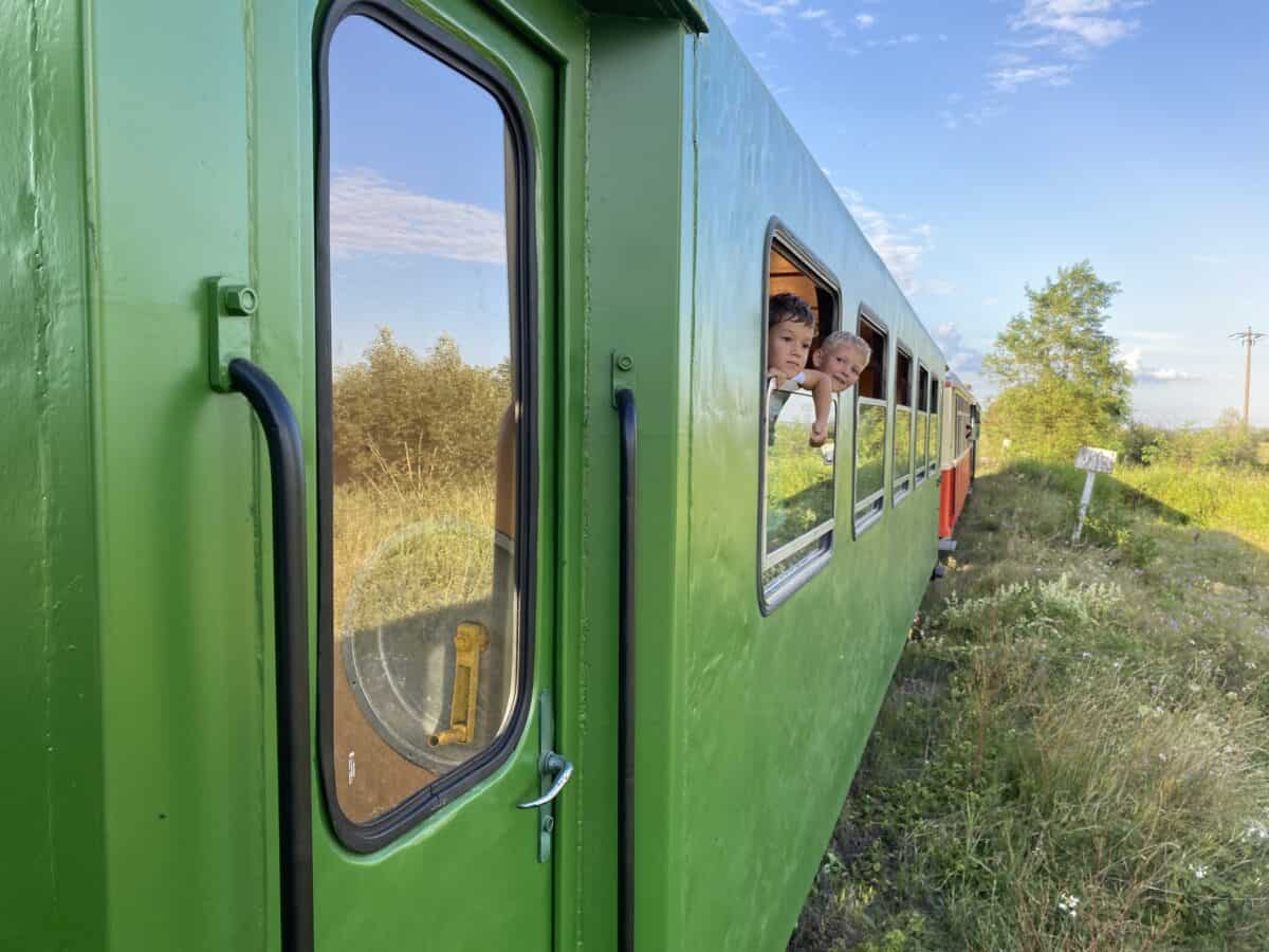 primul vagon românesc al mocăniței de pe valea hârtibaciului: „a fost salvat în ultima clipă de la tăiere” (foto)