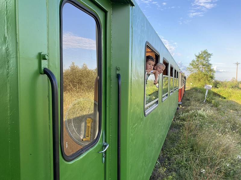 primul vagon românesc al mocăniței de pe valea hârtibaciului: „a fost salvat în ultima clipă de la tăiere” (foto)