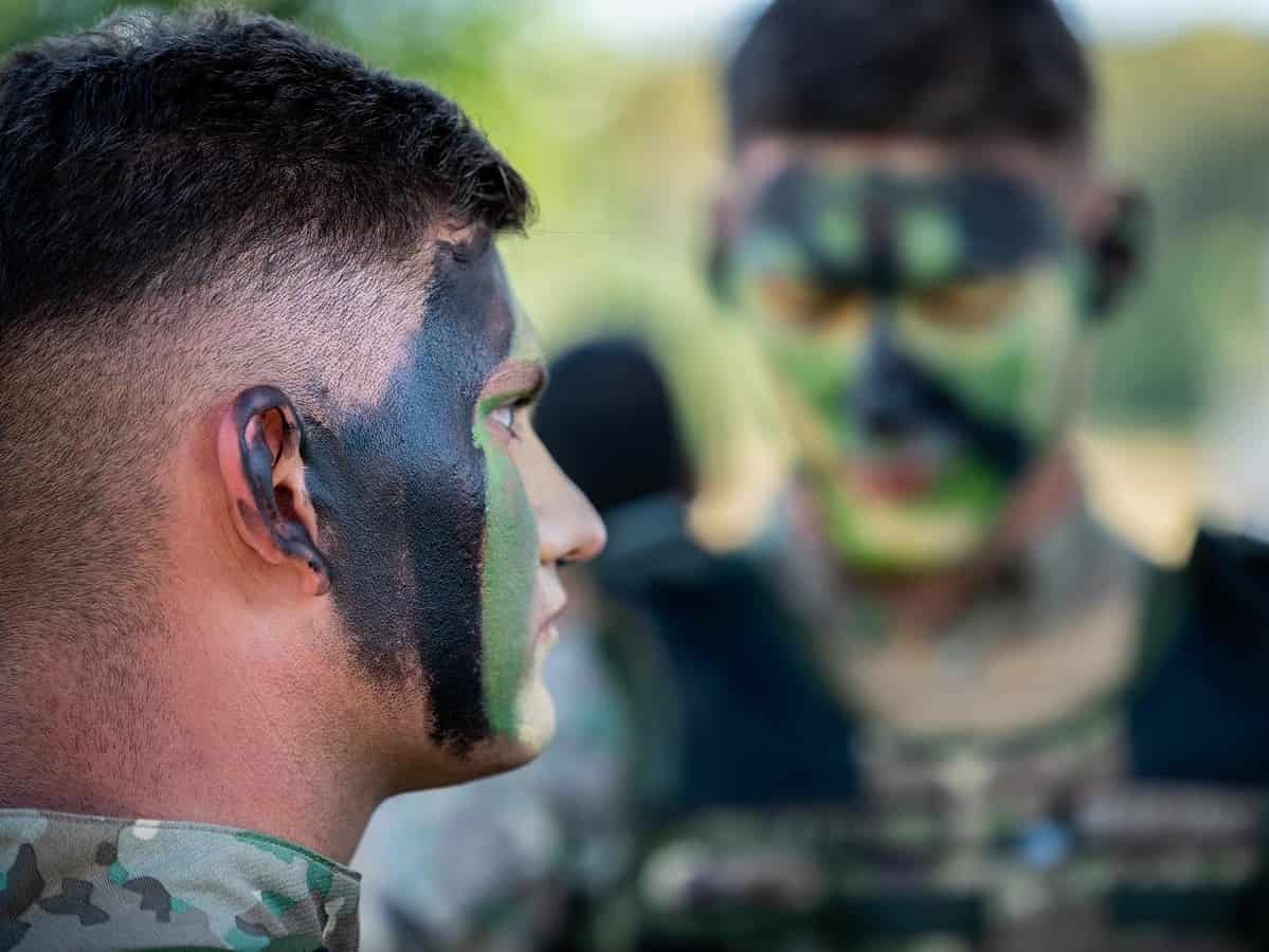 se introduce serviciul militar voluntar în românia. durează 4 luni, iar soldații vor fi plătiți