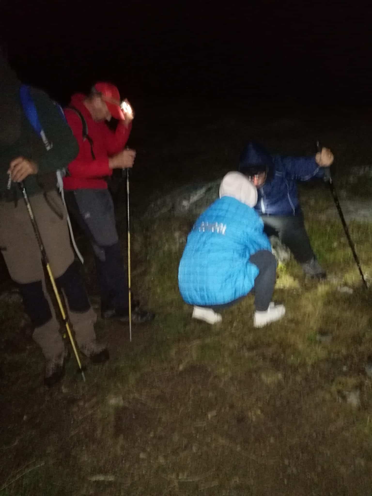 salvamontiștii au salvat doi bătrâni de pe vârful moldoveanu (foto)