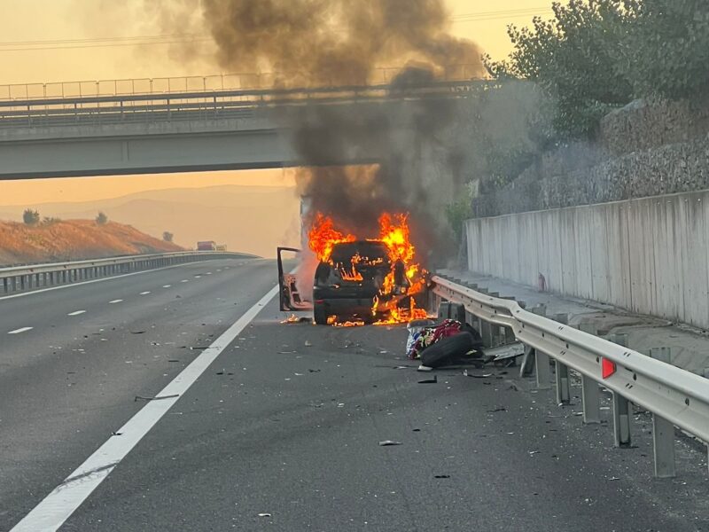 mașină în flăcări pe autostrada sibiu - deva după ce s-a tamponat cu un tir (foto)