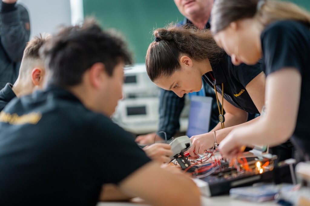 peste 160 de elevi au început școala în clasele continental, la liceul tehnologic „independența” și colegiul tehnic energetic din sibiu