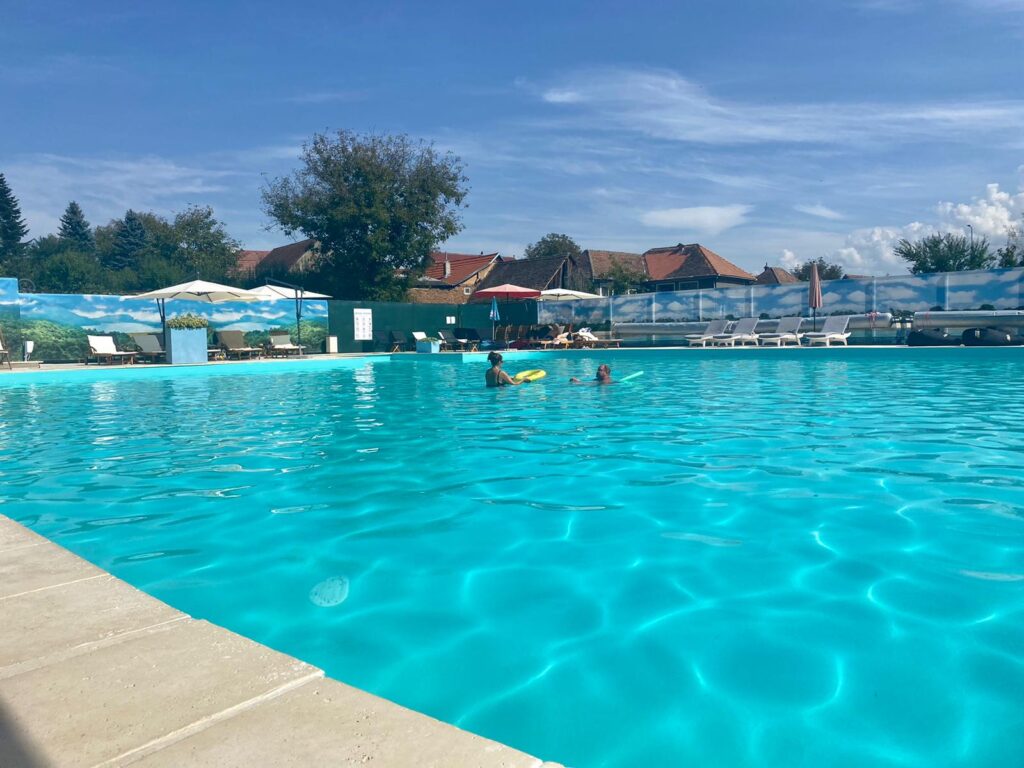 trebuie să vezi ca să crezi: paradisul tropical din inima avrigului cu piscină încălzită la 32 de grade. deschisă până la sfârșitul lui octombrie!