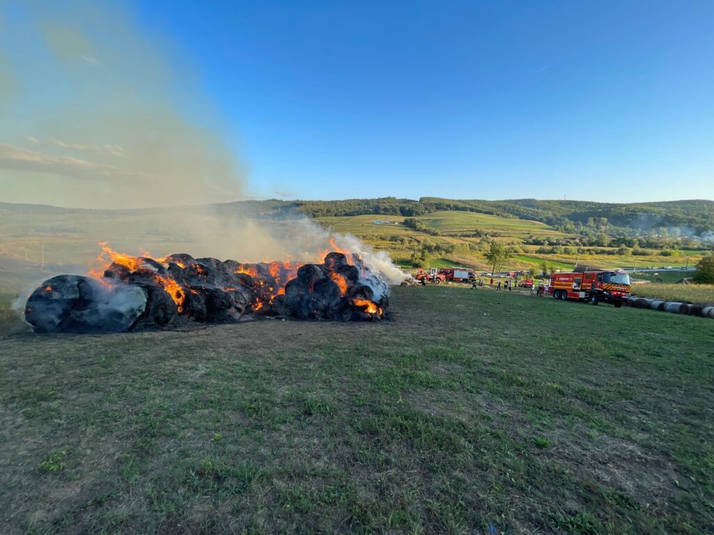 incendiu pe un câmp din vard. sute de baloți incendiați s-au făcut scrum (foto)