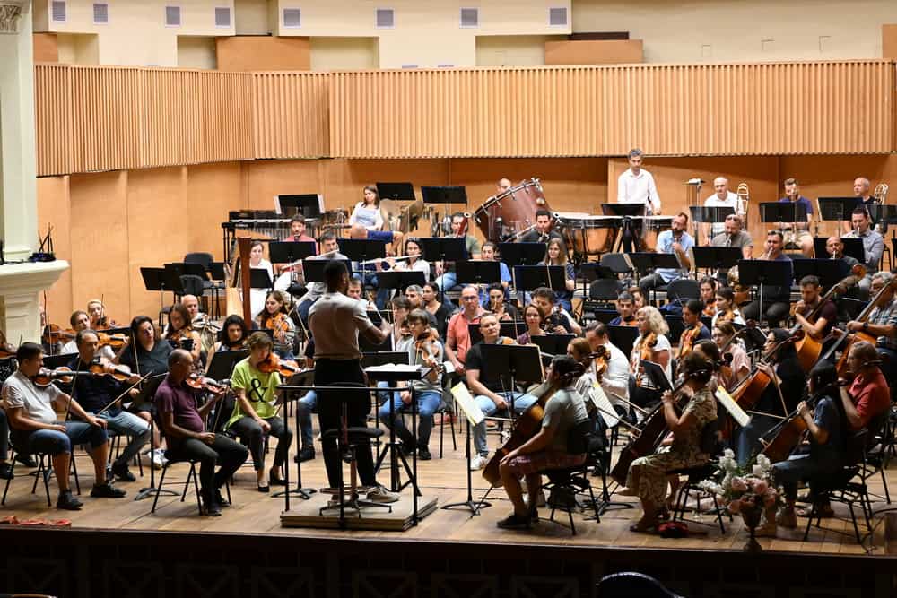 dirijorul american roderick cox, în premieră la filarmonica de stat sibiu: ”sunt foarte încântat să lucrez cu o orchestră românească”