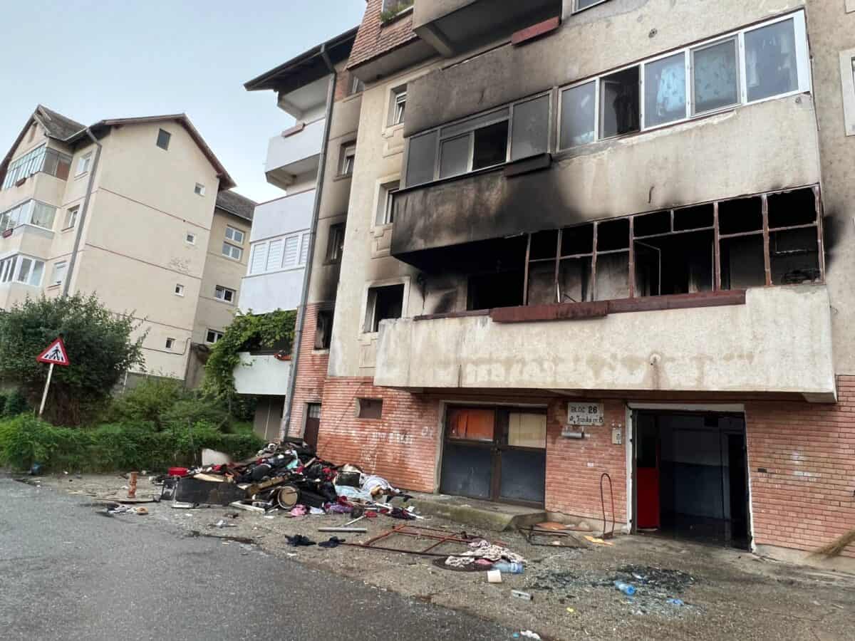 verdict: explozia din valea aurie s-a produs din cauza acumulării de gaze. cinsprezece apartamente și cinci mașini, afectate