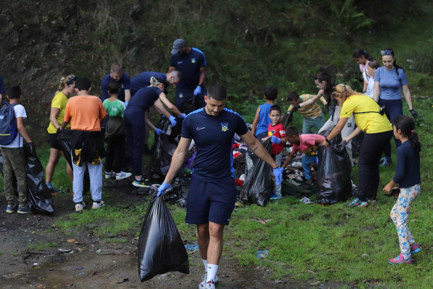 „anii drumeției”, o reușită pentru mediu și educație. peste 200 de voluntari au strâns 4,3 tone de deșeuri (foto)