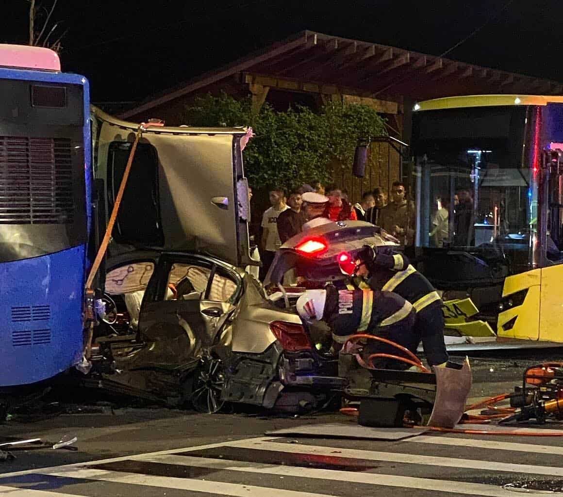 imagini cu accidentul de pe calea dumbrăvii în care o tânără a murit. bmw-ul a lovit în plin autobuzele