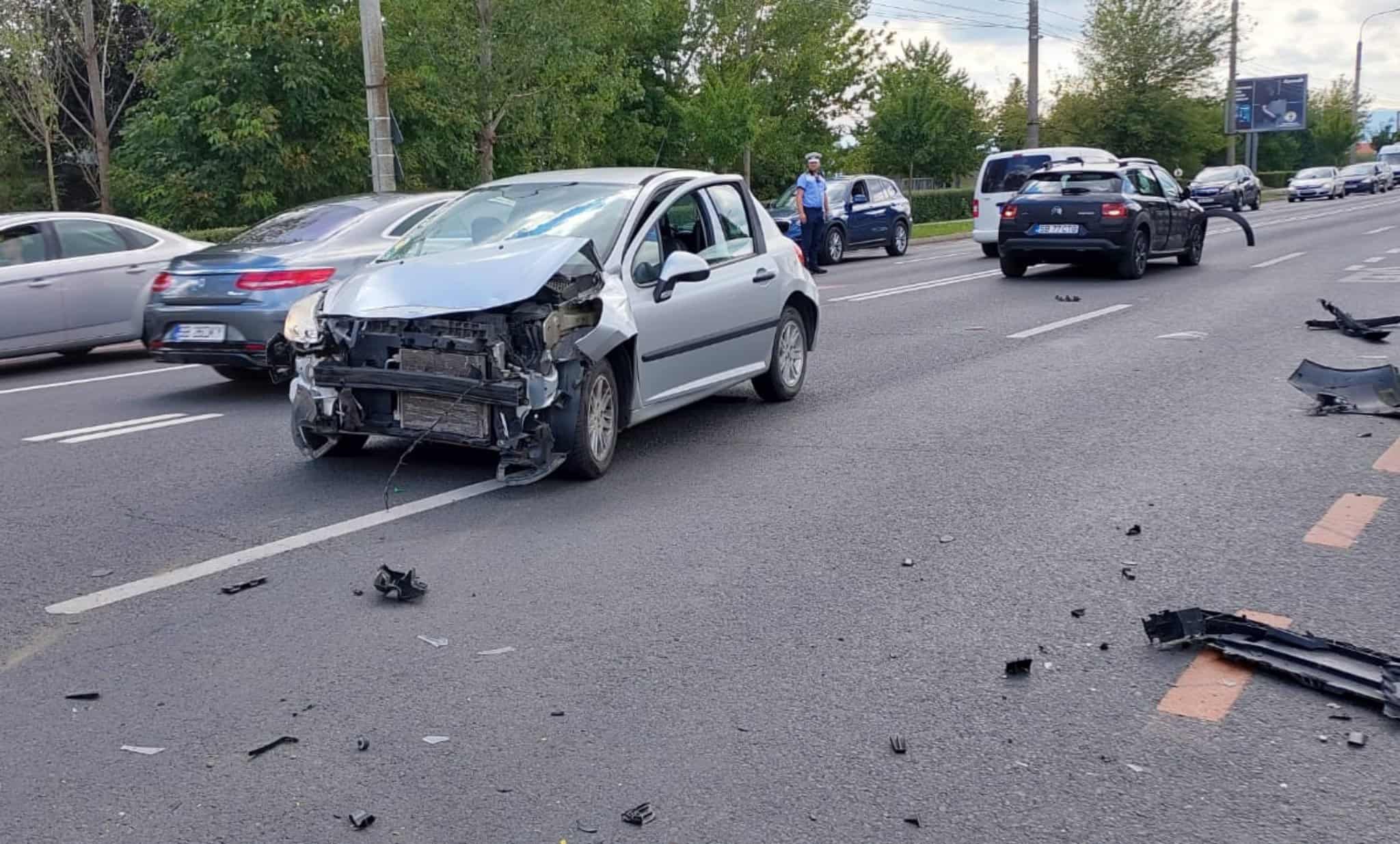 accident pe șoseaua alba iulia aproape de aria. o șoferiță a lovit patru mașini