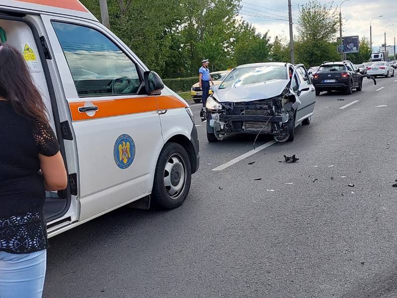 accident pe șoseaua alba iulia aproape de aria. o șoferiță a lovit patru mașini