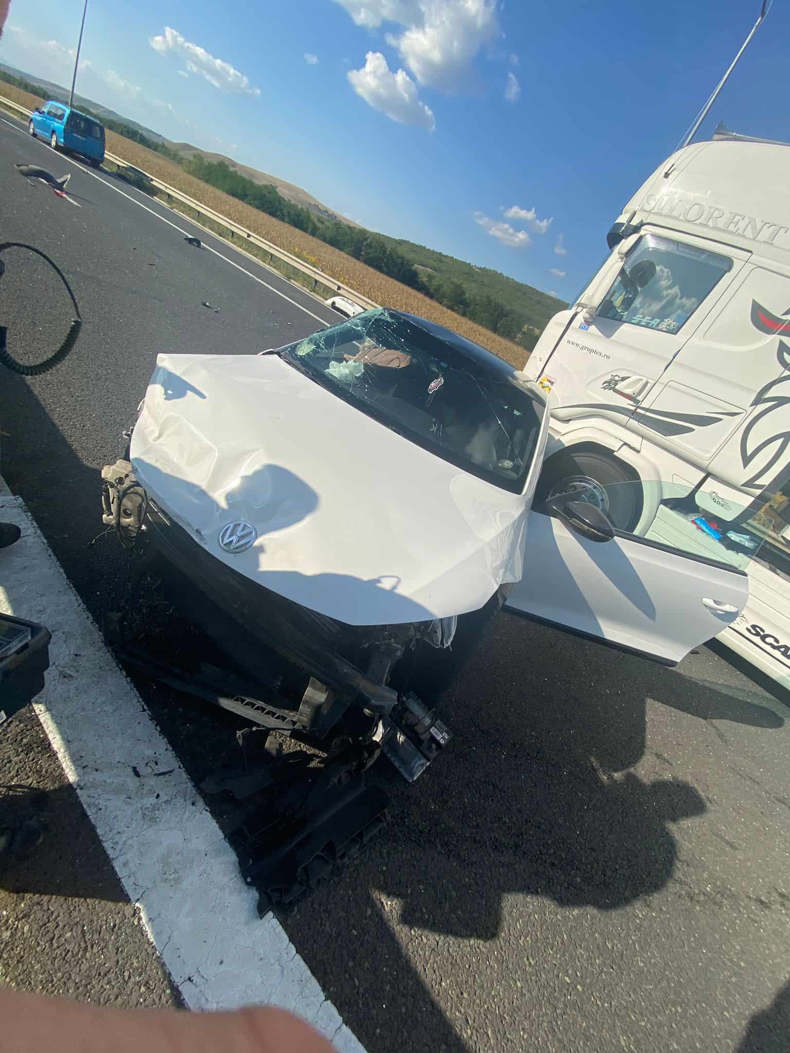 accident grav pe autostradă la sibiu. o șoferiță a lovit un tir, apoi a intrat în parapet (foto)