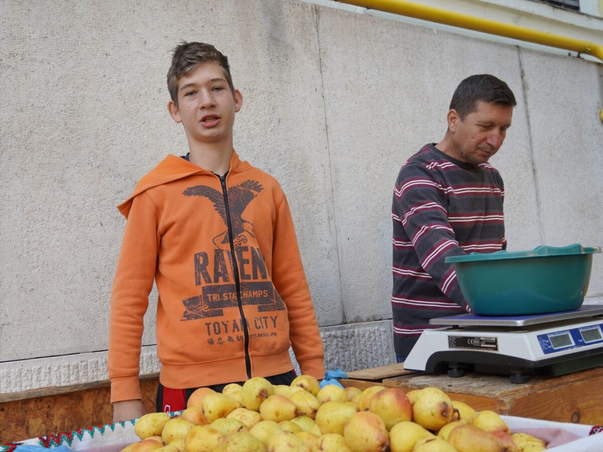 Adolescentul care ”bate” peste 100 de kilometri cu tatăl său ca să vândă fructe din livada familiei la Sibiu (FOTO)