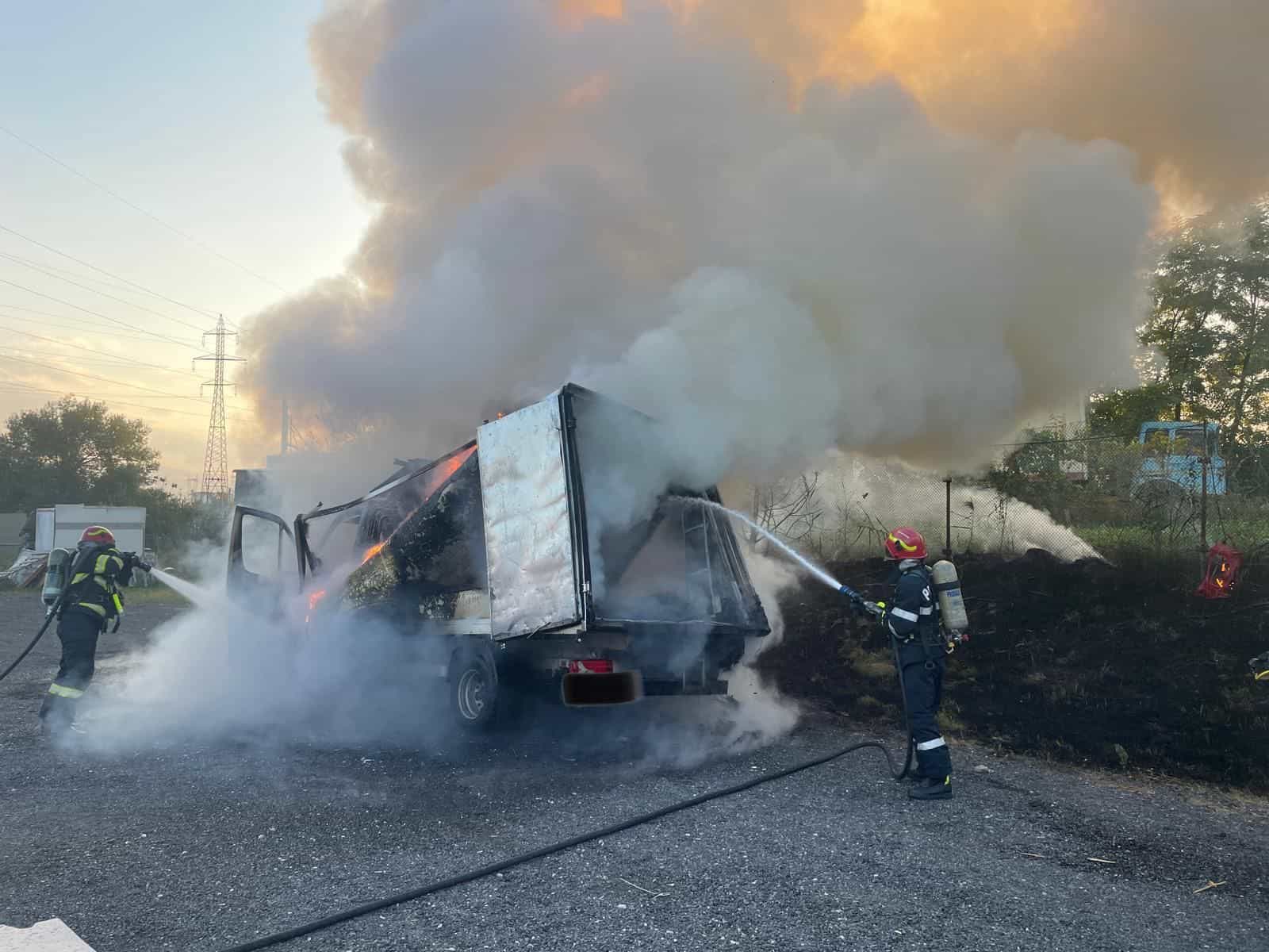 Autoutilitară în flăcări pe Ștefan cel Mare în Sibiu