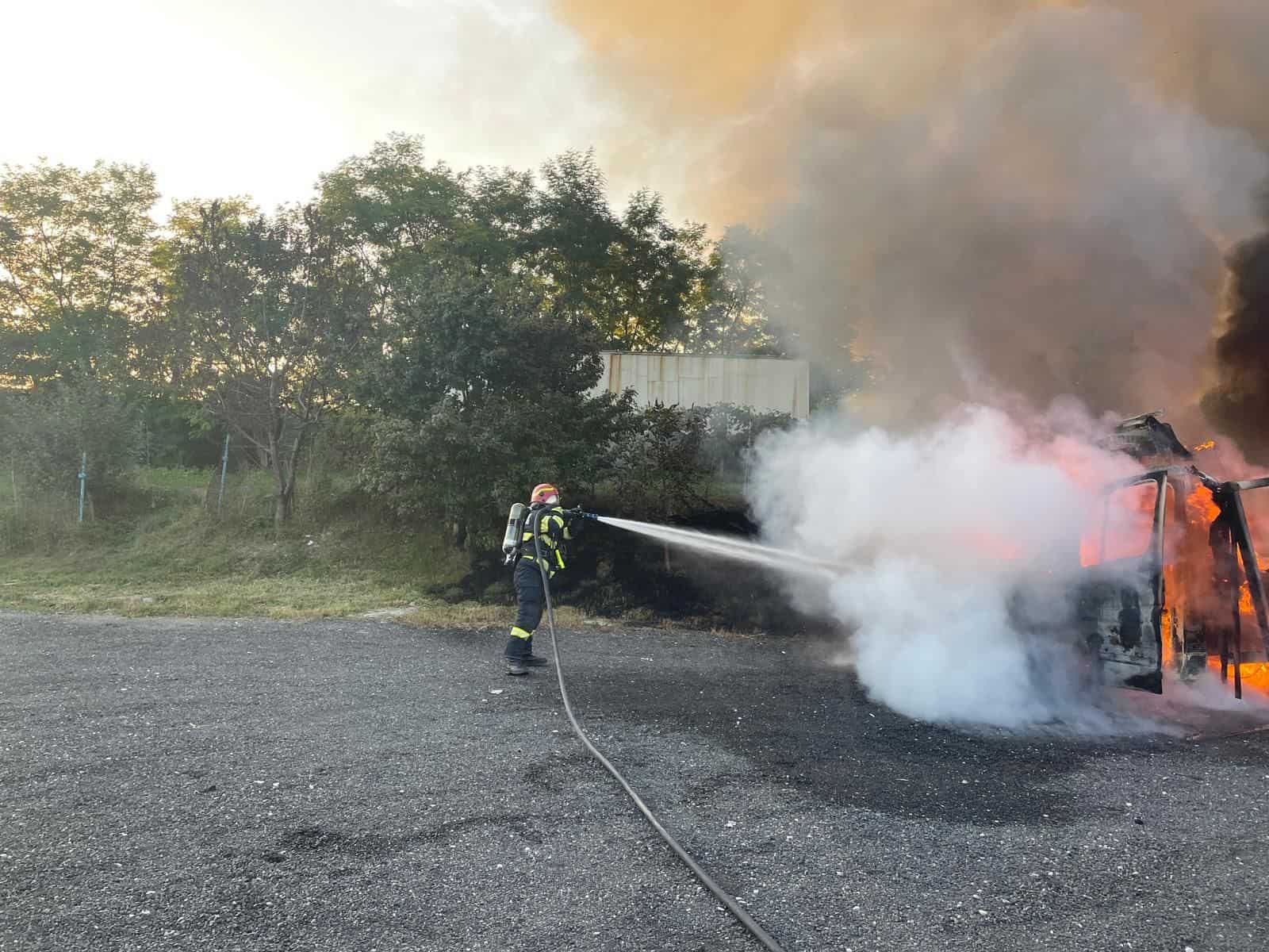 Autoutilitară în flăcări pe Ștefan cel Mare în Sibiu