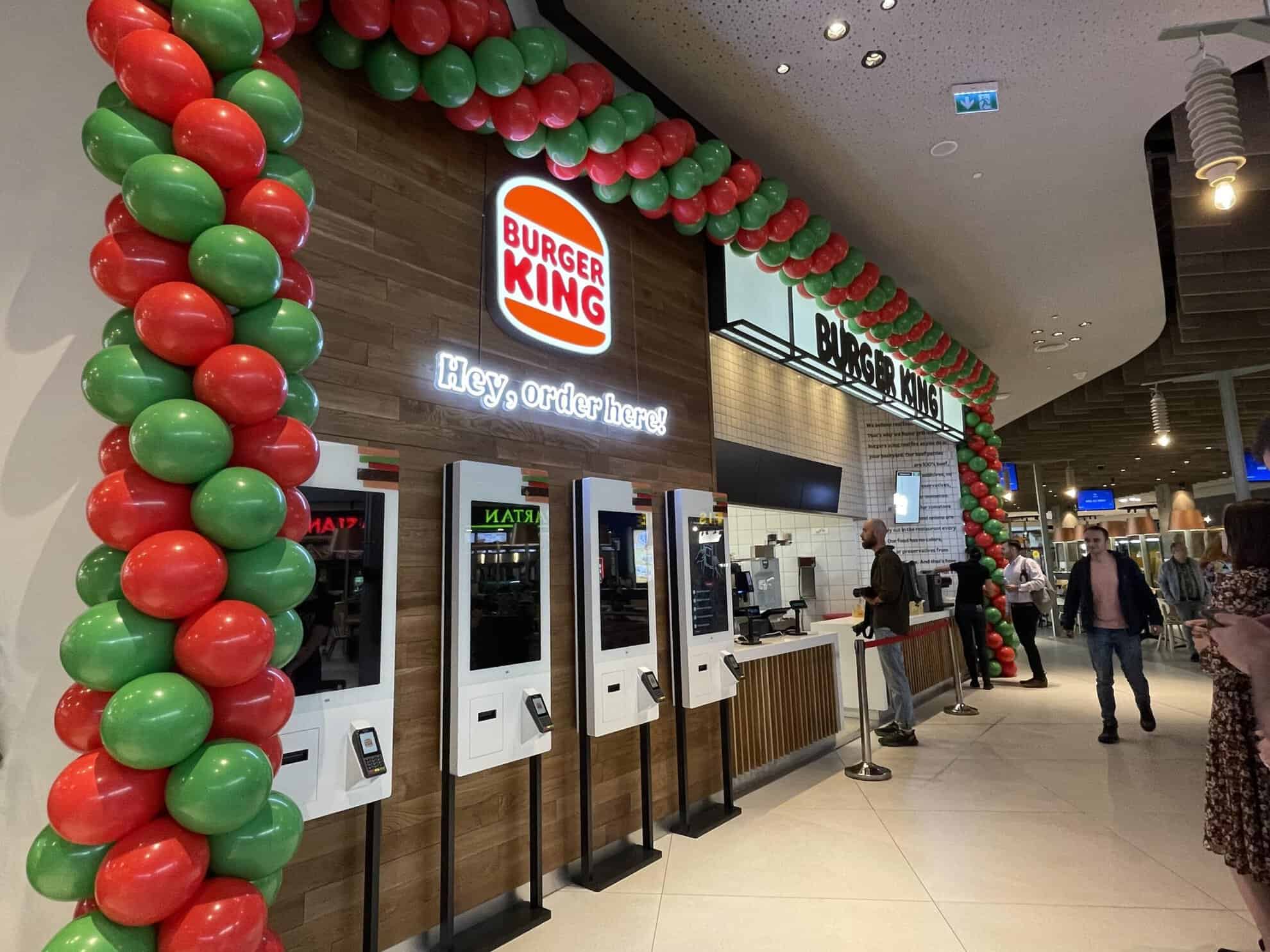 s-a deschis burger king la sibiu. un elev, primul la coadă: „am chiulit de la biologie ca să mănânc” (foto)