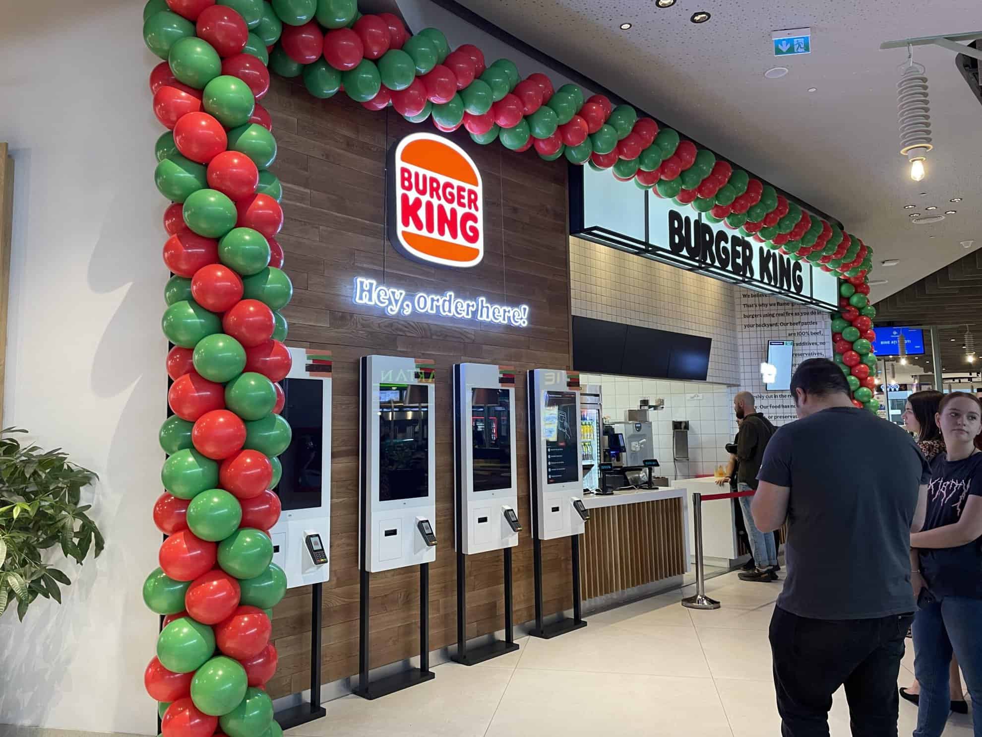 s-a deschis burger king la sibiu. un elev, primul la coadă: „am chiulit de la biologie ca să mănânc” (foto)