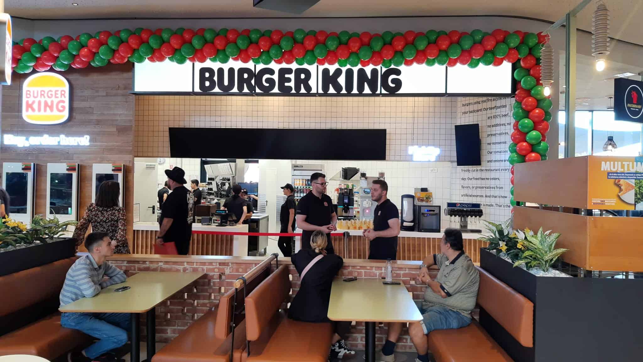 s-a deschis burger king la sibiu. un elev, primul la coadă: „am chiulit de la biologie ca să mănânc” (foto)