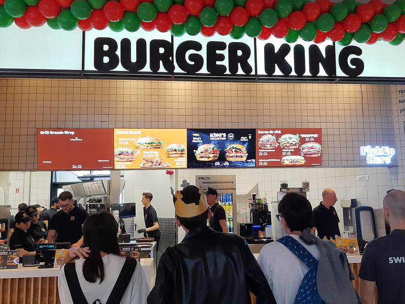 s-a deschis burger king la sibiu. un elev, primul la coadă: „am chiulit de la biologie ca să mănânc” (foto)