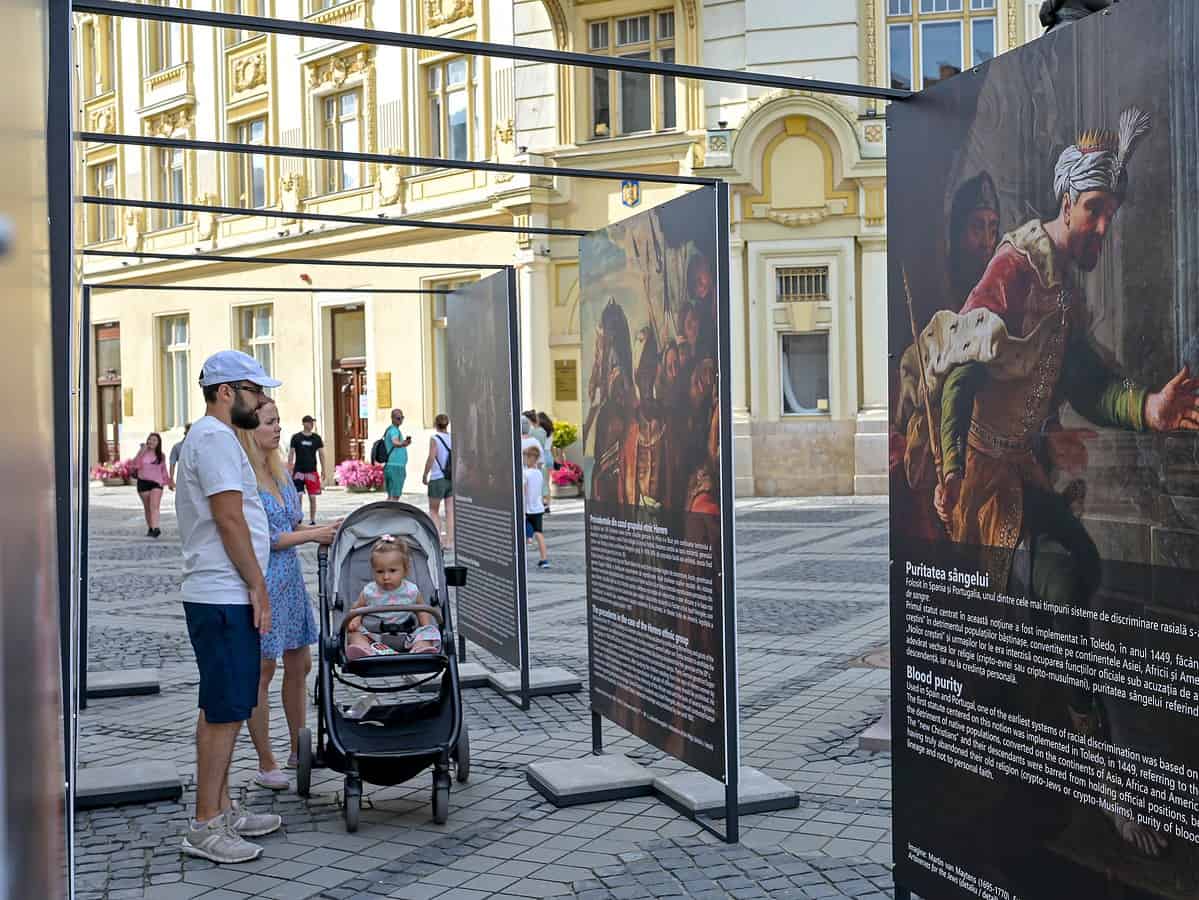 muzeul brukenthal expune în piața mare "culorile discriminării"