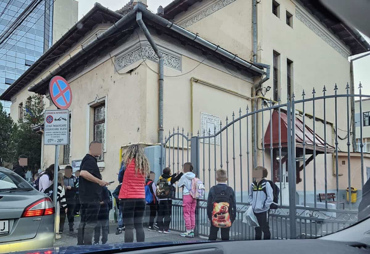 situație tensionată la școala „regina maria”. copiii sunt ținuți la poartă. părinți: „nu sunt lăsați să intre înainte de ora opt”