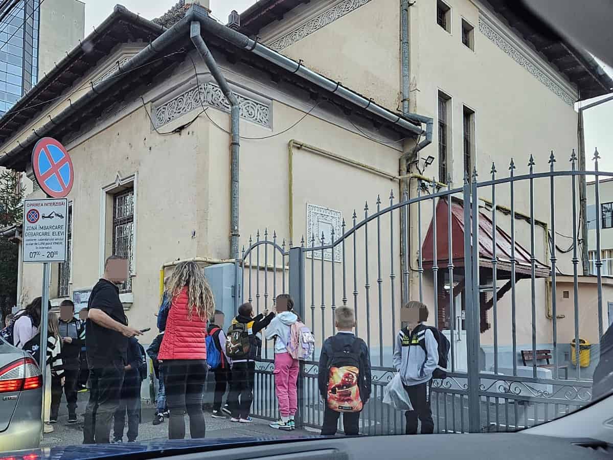 situație tensionată la școala „regina maria”. copiii sunt ținuți la poartă. părinți: „nu sunt lăsați să intre înainte de ora opt”